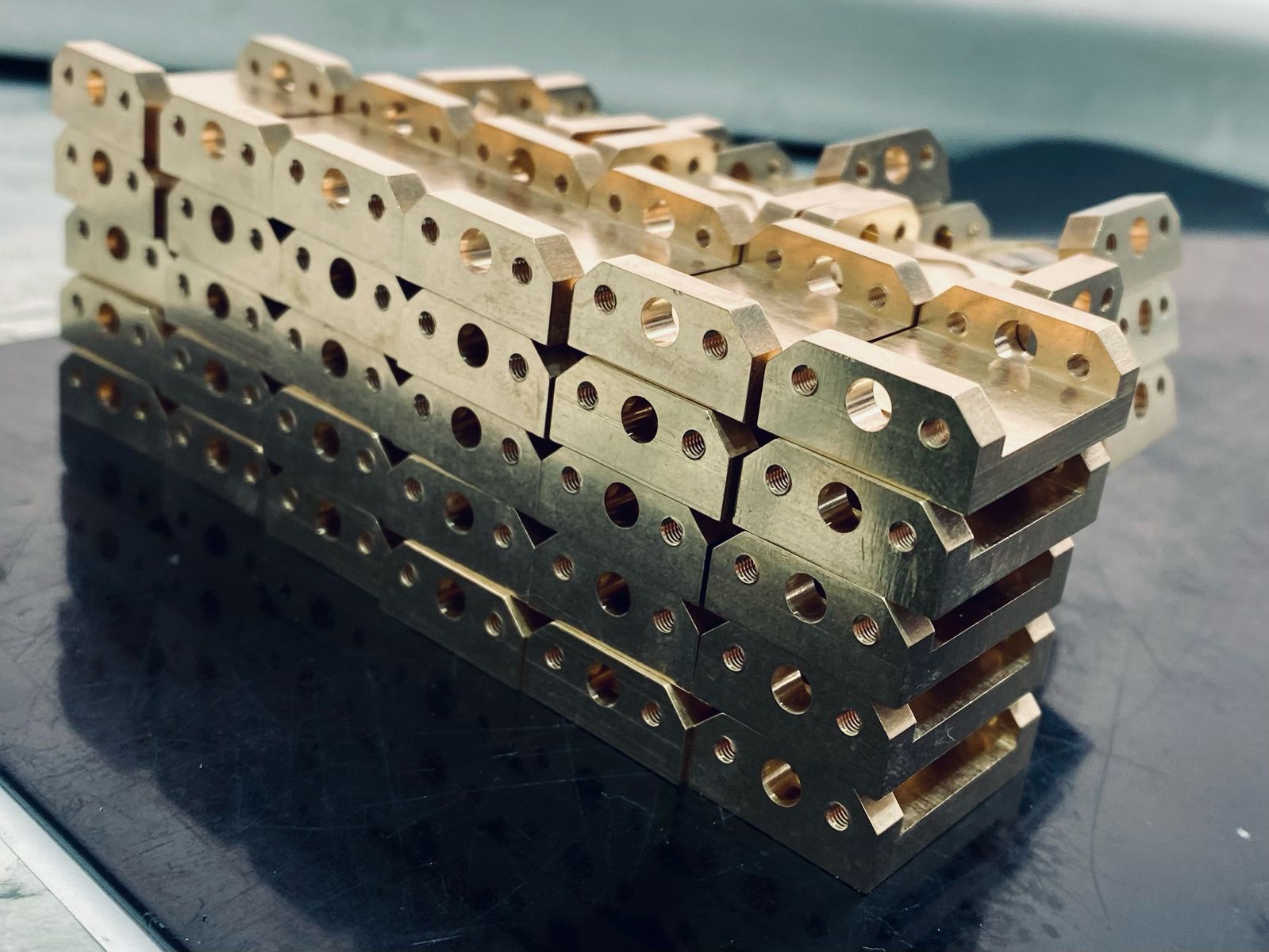 Партия фрезерованных деталей Milling Group с отверстиями и резьбами